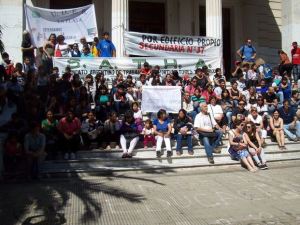 Por falta de edificio propio peligran las clases en secundaria de Arana, provincia de Buenos Aires
